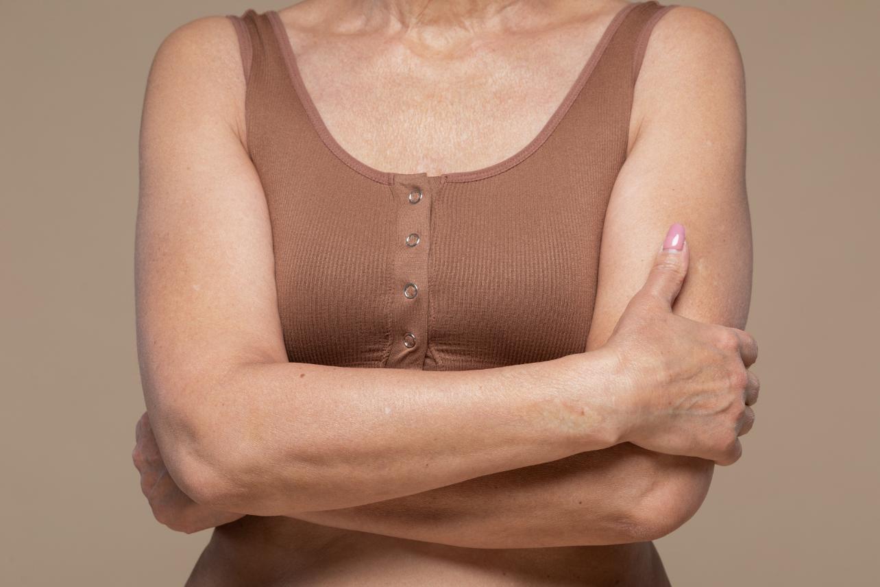 3. Simptome ale menopauzei - femeie, bustiera