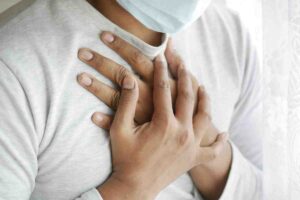 4. Cauze si factori de risc pentru cardiomiopatie_Barbat cu probleme de sanatate, simptome de cardiomiopatie