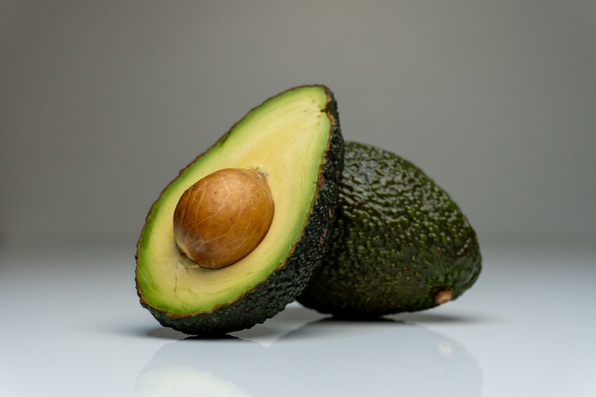 Avocado: beneficii reale, valori nutriționale și moduri simple de consum
